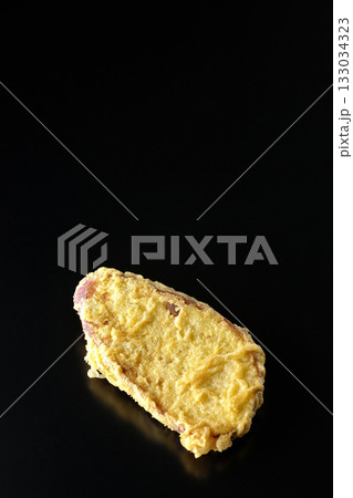 さつま芋の天ぷらを黒背景で単品撮影 133034323