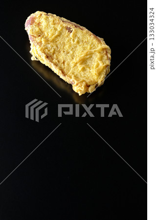さつま芋の天ぷらを黒背景で単品撮影 133034324