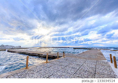 秋の仏ヶ浦から見た夕日　青森県下北郡 133034514