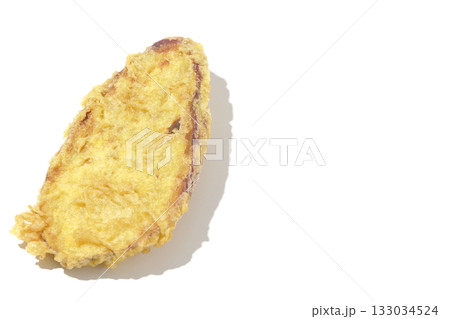 さつま芋の天ぷらを白背景で単品撮影 さつま芋の天ぷらを白背景で単品撮影 133034524