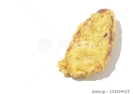 さつま芋の天ぷらを白背景で単品撮影 133034525