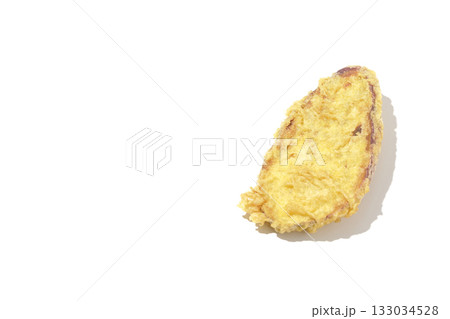 さつま芋の天ぷらを白背景で単品撮影 さつま芋の天ぷらを白背景で単品撮影 133034528