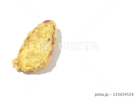 さつま芋の天ぷらを白背景で単品撮影 さつま芋の天ぷらを白背景で単品撮影 133034529
