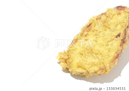 さつま芋の天ぷらを白背景で単品撮影 133034531