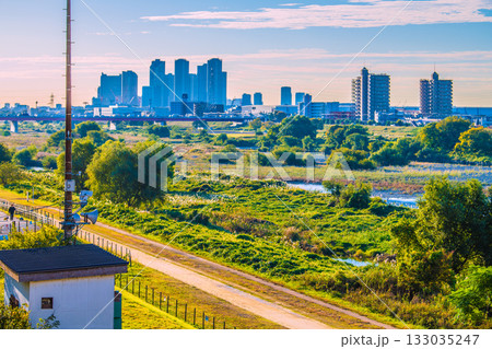 日本の東京都市景観 二子玉川駅前の多摩川。奥は武蔵小杉駅前のタワーマンション群方向。多摩川を見守る… 日本の東京都市景観 二子玉川駅前の多摩川。奥は武蔵小杉駅前のタワーマンション群方向。多摩川を見守る… 133035247