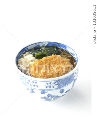 コロッケが乗ってるかけそばを白背景で撮影 コロッケが乗ってるかけそばを白背景で撮影 133035611