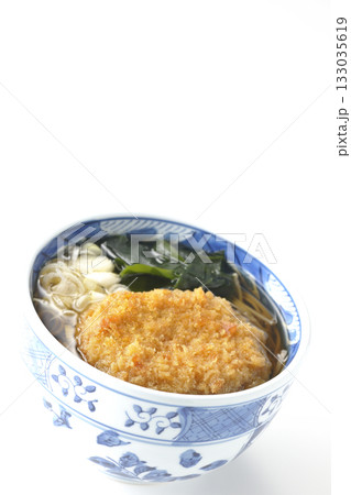 コロッケが乗ってるかけそばを白背景で撮影 133035619