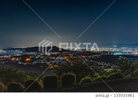 最初カ峰展望所から望む、夜景 133035961