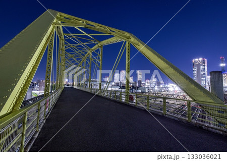 名古屋市、向野橋から眺める名古屋駅のビル群の夜景 133036021