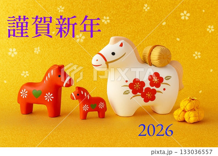 金色背景に並ぶかわいい馬の置物と謹賀新年2026　午年・お正月・年賀状デザイン 133036557