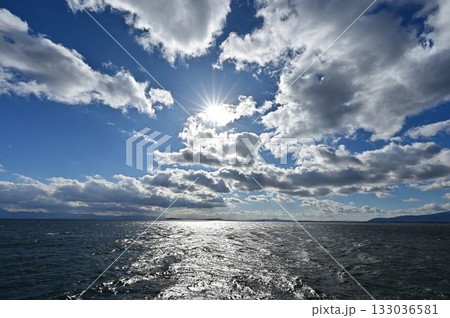 太陽に照らされる琵琶湖 133036581