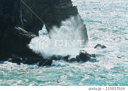 伊良湖岬の日出の石門に打ち寄せる荒波 133037024