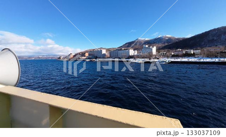 青空に映える静かな湖の風景 133037109