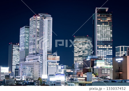 名古屋市、名古屋駅の超高層ビル群の夜景 133037452
