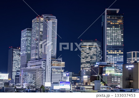 名古屋市、名古屋駅の超高層ビル群の夜景 名古屋市、名古屋駅の超高層ビル群の夜景 133037453