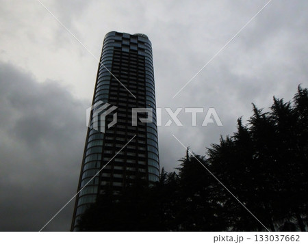 雲の隙間から見える高層ビル 雲の隙間から見える高層ビル 133037662