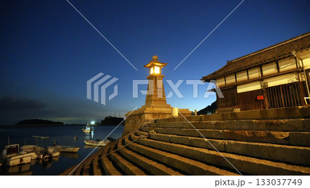 鞆の浦　灯りの点る常夜燈 133037749