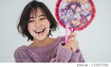 推しVtuberのうちわを持つファンの女性 133037780