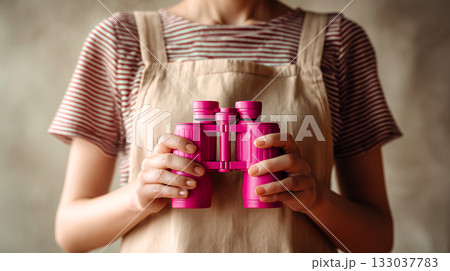 双眼鏡を持つ女性 133037783