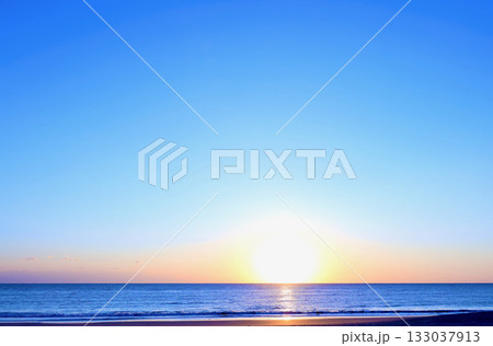 水平線から昇る朝日 133037913