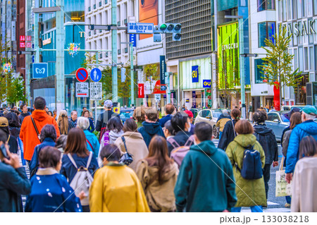 日本の東京都市景観 インバウンド続く…外国人観光客らで溢れる東京・銀座四丁目などを望む＝11月12日 133038218