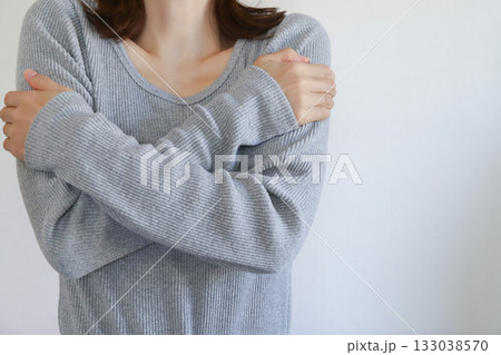 寒気を感じる女性 寒気を感じる女性 133038570