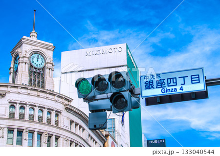 日本の東京都市景観正午を告げる時計と銀座四丁目などを望む。インバウンド続く…新時代へ＝11月12日 133040544
