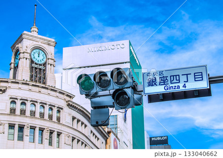 日本の東京都市景観正午を告げる時計と銀座四丁目などを望む。インバウンド続く…新時代へ=11月12日 日本の東京都市景観正午を告げる時計と銀座四丁目などを望む。インバウンド続く…新時代へ=11月12日 133040662