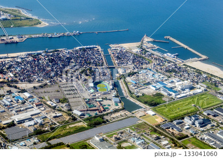 富山市の岩瀬浜付近を空撮 133041060