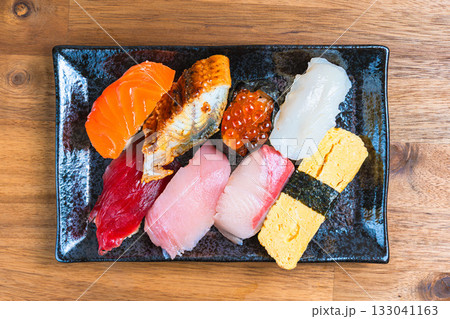 寿司の盛り合わせ 133041163