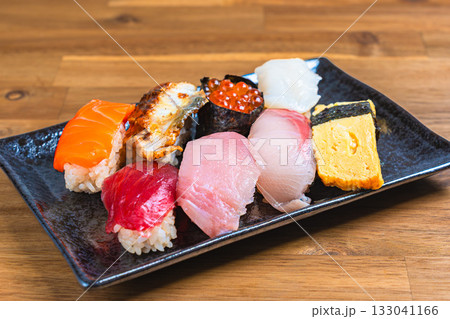 寿司の盛り合わせ 133041166
