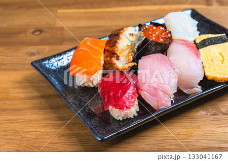 寿司の盛り合わせ 133041167
