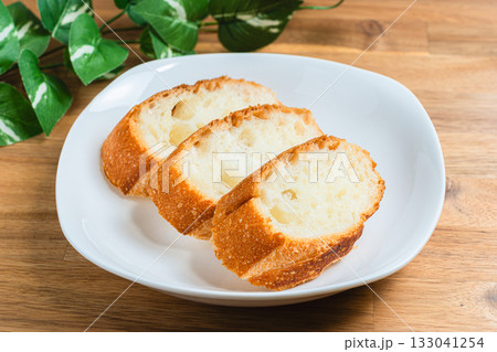 スライスしたフランスパン スライスしたフランスパン 133041254