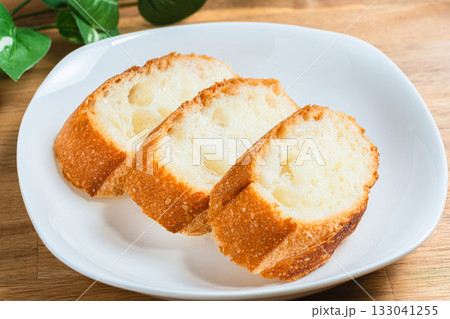 スライスしたフランスパン スライスしたフランスパン 133041255