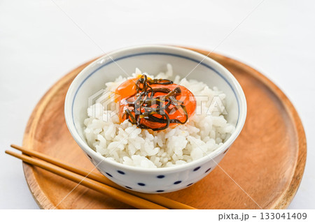 ご飯にのせた卵黄の塩昆布漬け ご飯にのせた卵黄の塩昆布漬け 133041409