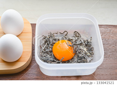 卵黄の塩昆布漬け作り 133041521