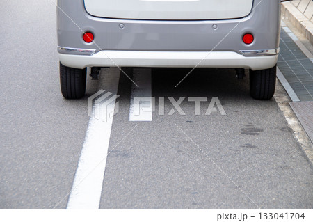 路側帯に止めた自動車 133041704
