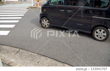 横断歩道手前で一時停車する左折自動車 133041707