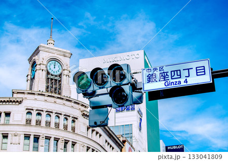 日本の東京都市景観正午を告げる時計と銀座四丁目などを望む。インバウンド続く…新時代へ=11月12日 日本の東京都市景観正午を告げる時計と銀座四丁目などを望む。インバウンド続く…新時代へ=11月12日 133041809