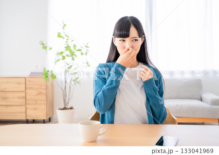 鼻をつまむ若い女性 鼻をつまむ若い女性 133041969