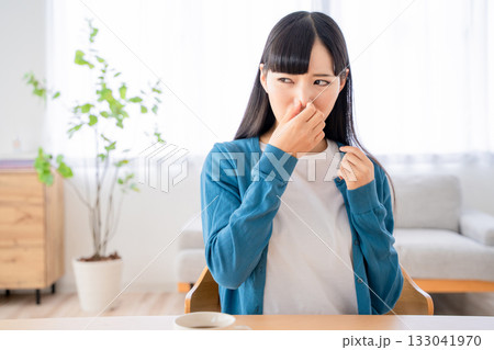 鼻をつまむ若い女性 133041970