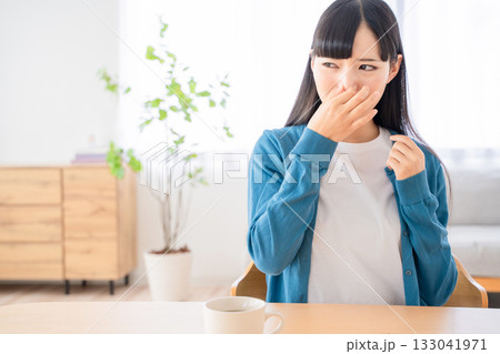 鼻をつまむ若い女性 133041971