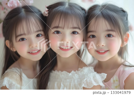 笑顔が可愛い女の子3人。仲良し、友達 笑顔が可愛い女の子3人。仲良し、友達 133041979