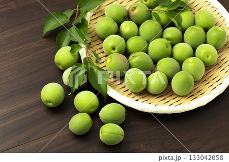 盆ざるに盛った青梅 133042058