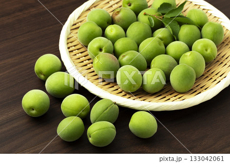 盆ざるに盛った青梅 盆ざるに盛った青梅 133042061