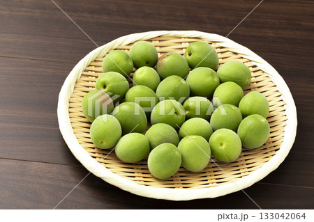 盆ざるに盛った青梅 133042064