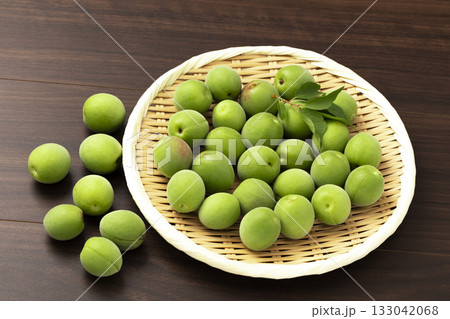 盆ざるに盛った青梅 133042068