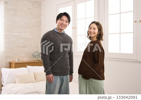 窓際に立つ若い夫婦 妊婦さん 窓際に立つ若い夫婦 妊婦さん 133042091