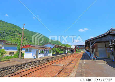 岐阜県郡上市、郡上八幡駅前の風景 133042817