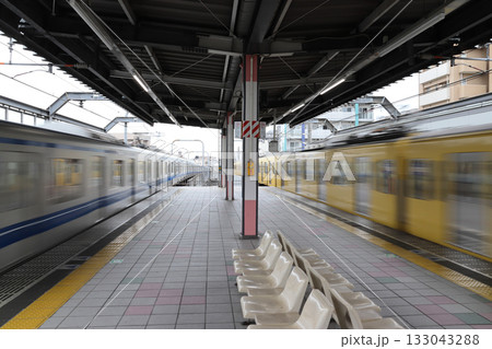西武池袋線桜台駅を上下線で通過する速達列車 西武池袋線桜台駅を上下線で通過する速達列車 133043288